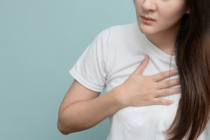 Pain on the Right Side of the Chest? Here Are Some Possible Causes